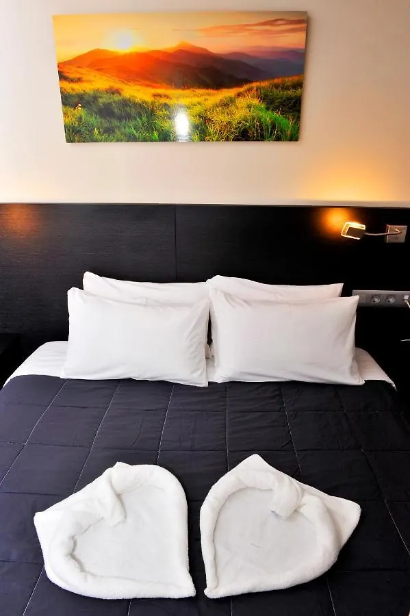 6 Bis Hotel 卡斯特尔德费尔斯
