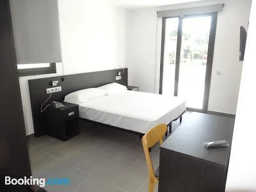 6 Bis Hotel 卡斯特尔德费尔斯
