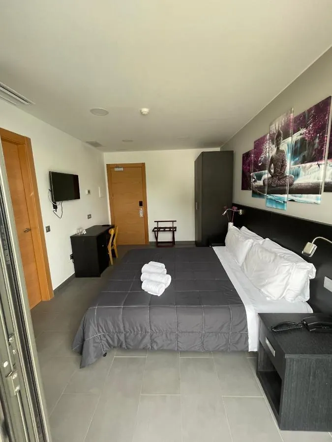 6 Bis Hotel 卡斯特尔德费尔斯