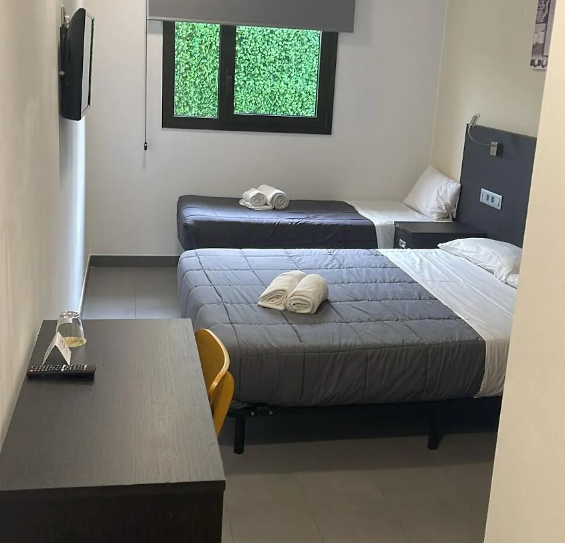 6 Bis Hotel 卡斯特尔德费尔斯